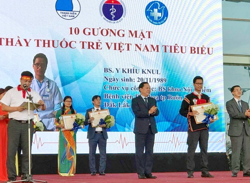 Y Khíu Knul được tuyên dương Thầy thuốc trẻ Việt Nam tiêu biểu toàn quốc năm 2017
